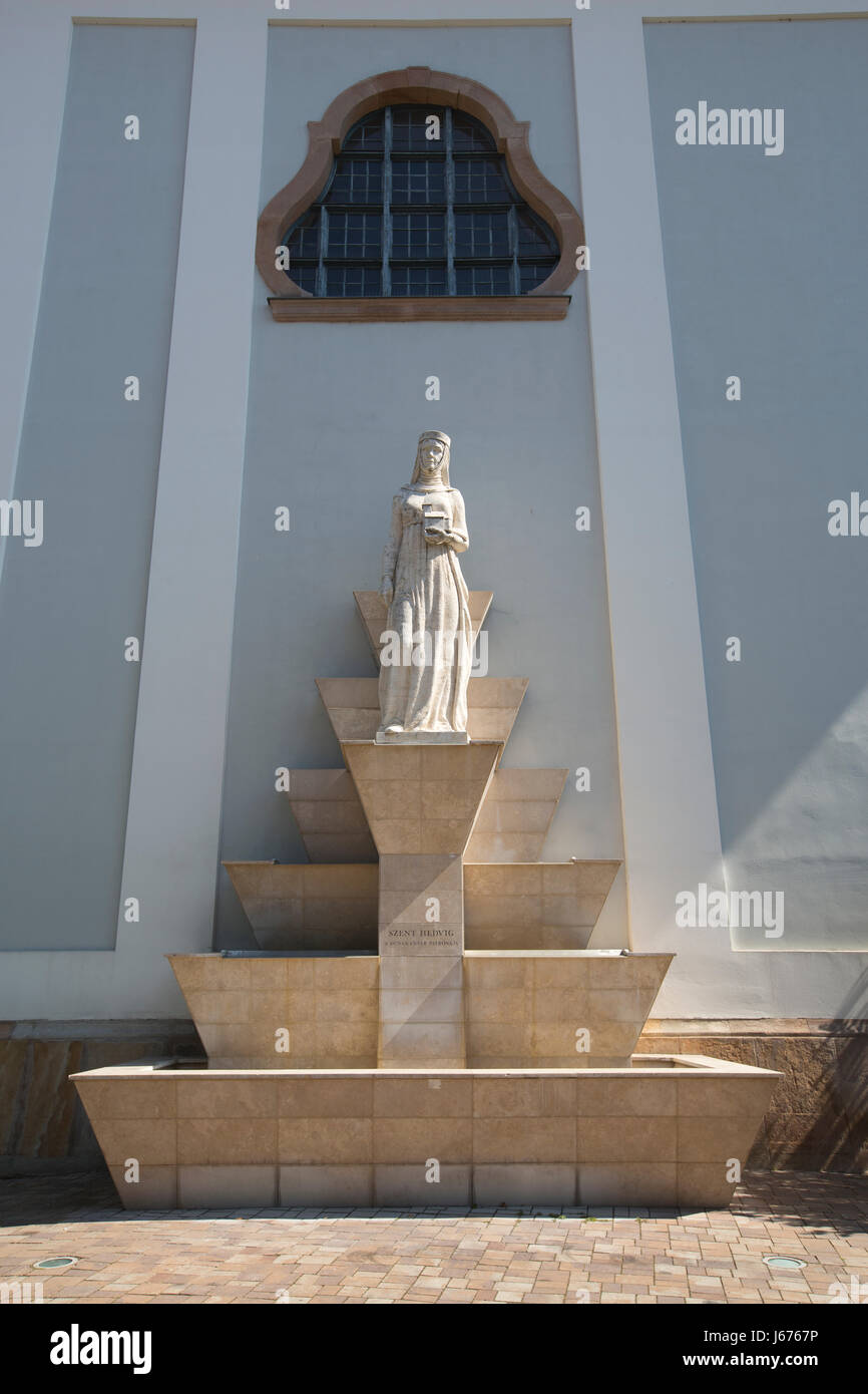 Statue des Heiligen Hedvig, weißen Kirchen von Vác Stadt im Komitat Pest, am Donauknie nördlich von Budapest, Ungarn, Europas Stockfoto