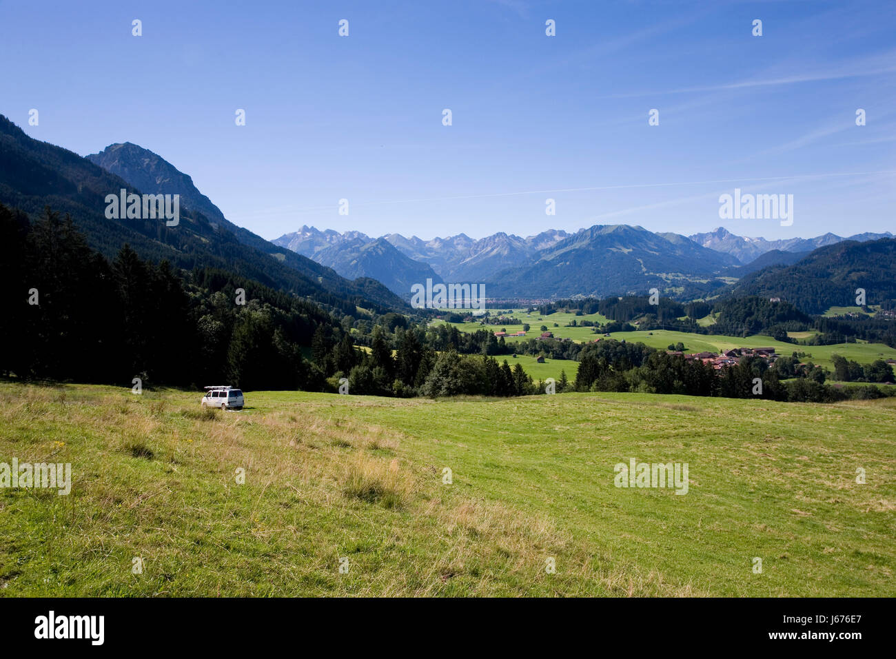 Alm-Wiesen, die Transporter Kleinbus Fahrzeug bedeutet Reisen Bus Omnibus Reisebus Stockfoto