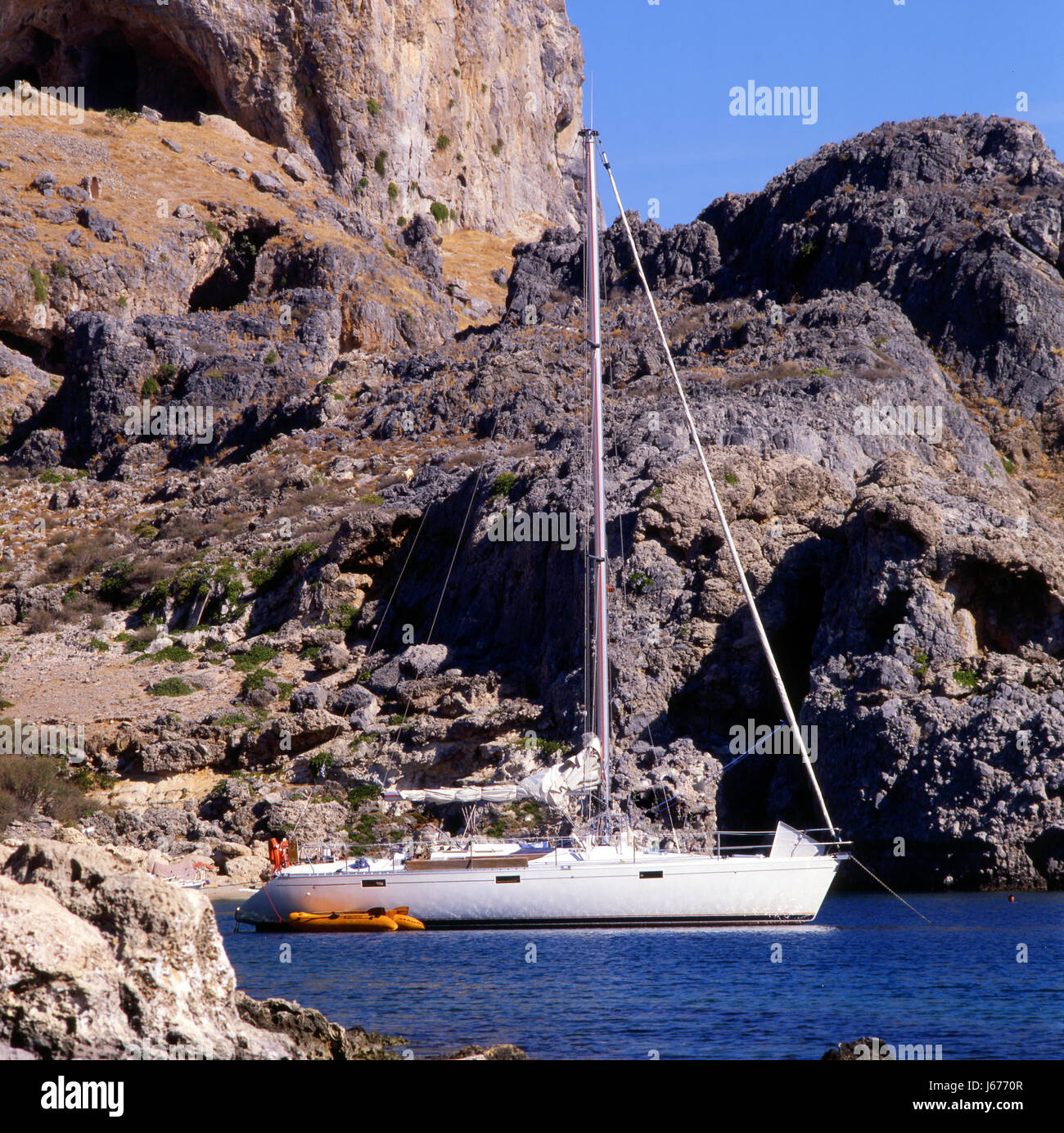 Bucht Ziel Boot Klippe Ruderboot Segelboot Segelboot Wasserfahrzeug Gefahr Stockfoto