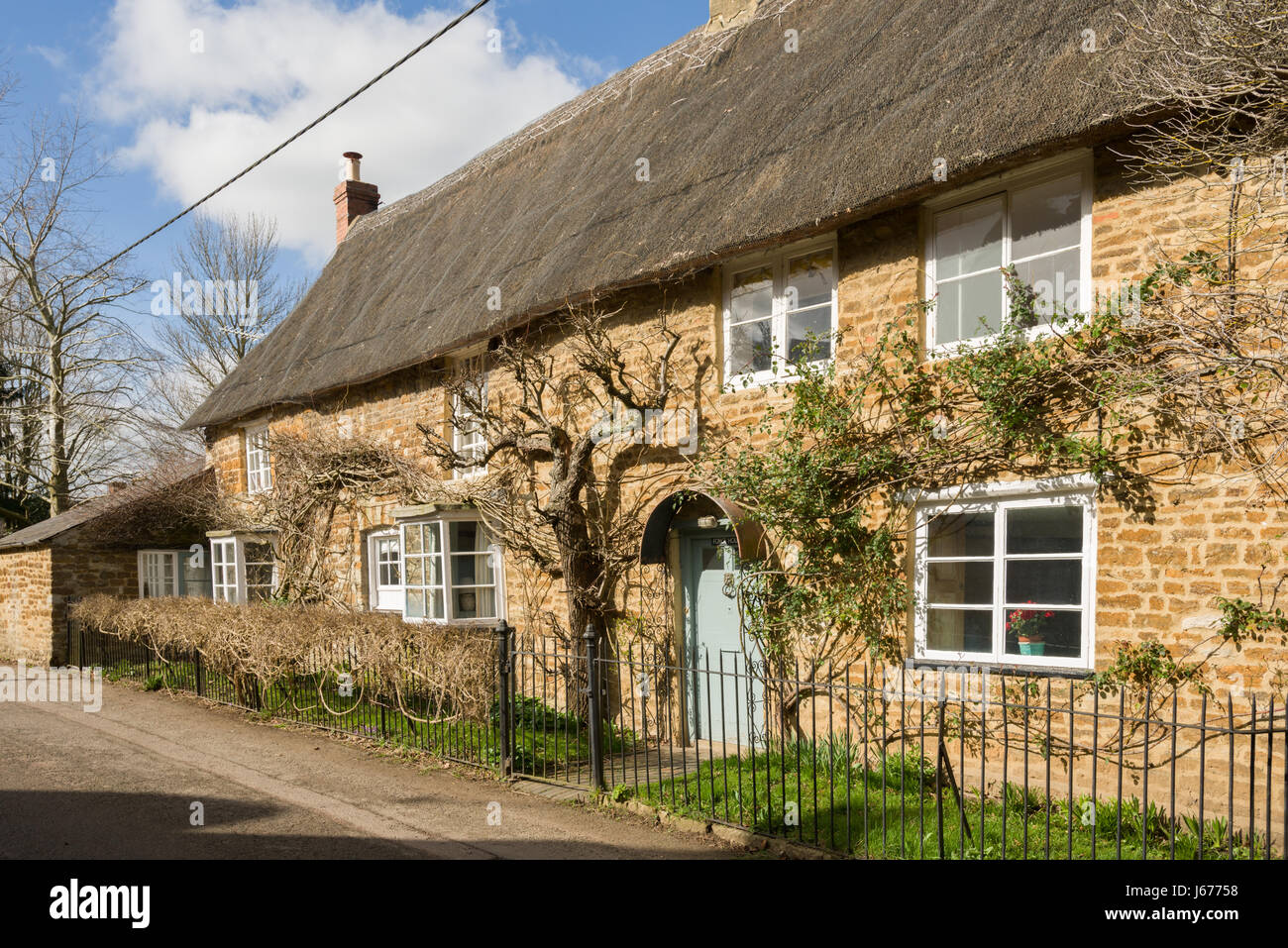 Ein reetdachhaus mit Kriechgang, untere Heyford, in der Nähe von Bicester, Oxfordshire, England, Vereinigtes Königreich Stockfoto