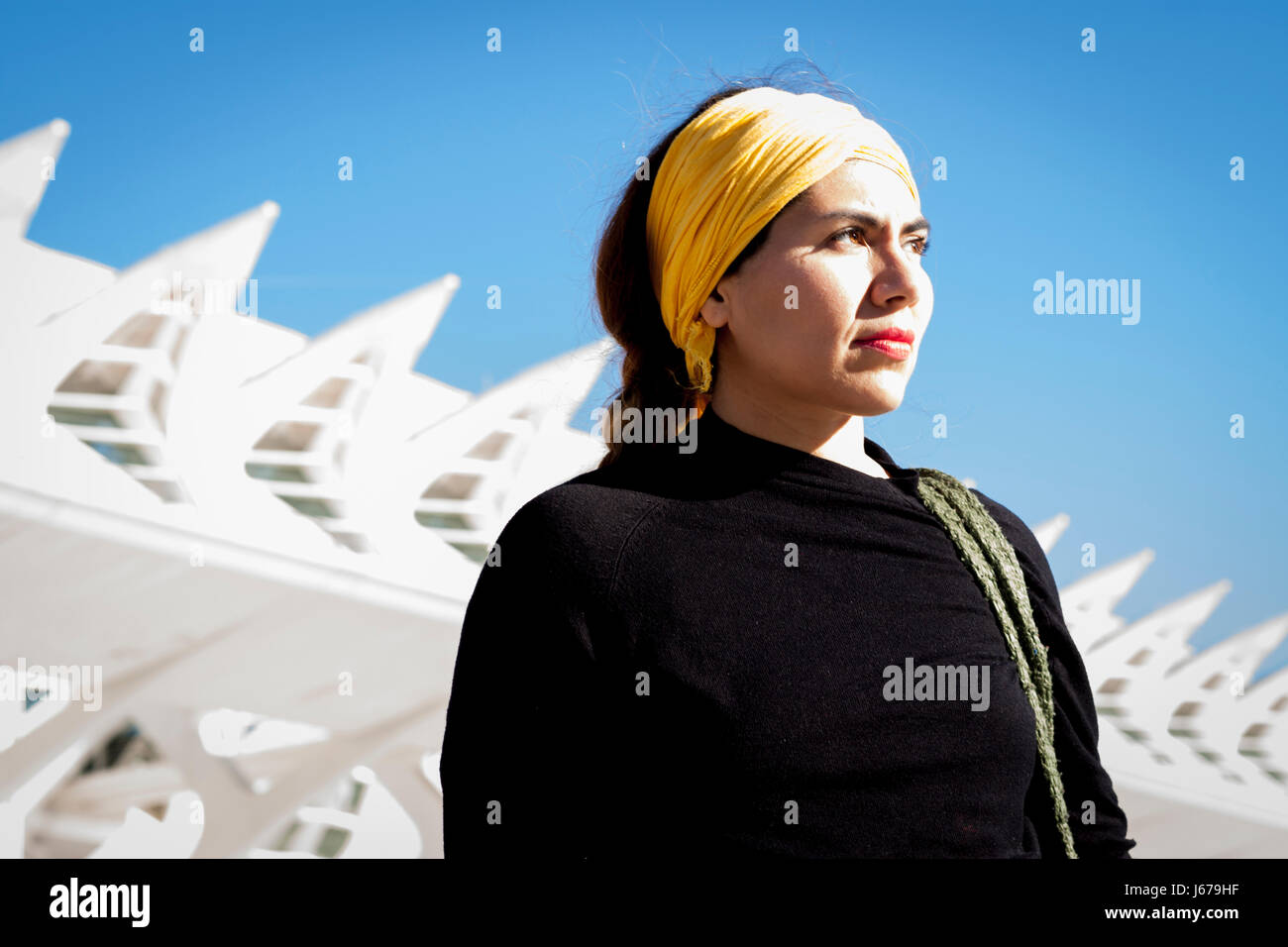 Frau wegschauen in Prinz Philip Science Museum. Valencia, Spanien Stockfoto