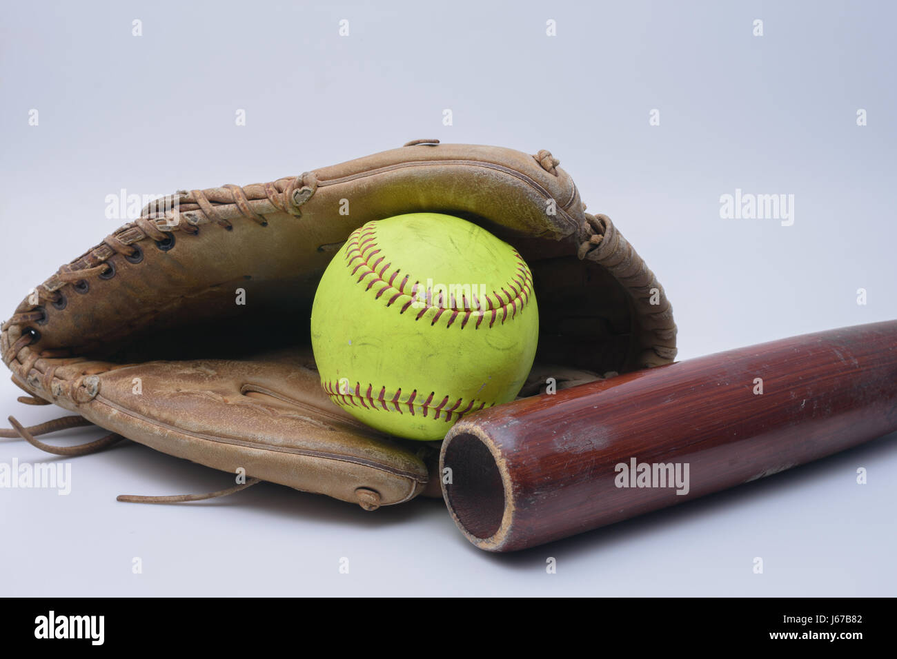 Softball, Handschuh und Fledermaus auf weißem Hintergrund Stockfoto