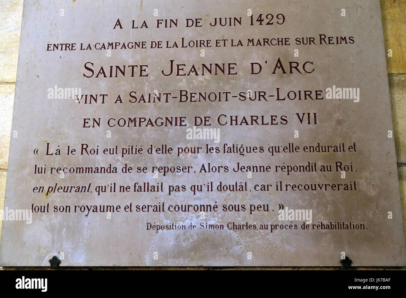 Tafel zum Gedenken an den Besuch des Heiligen Jeanne d ' Arc in Fleury Abtei in1429 Stockfoto