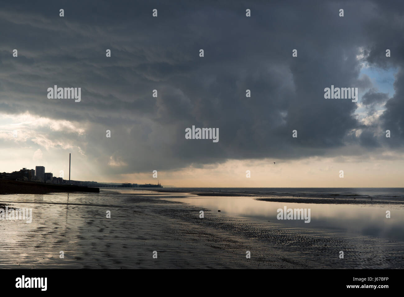 Stürmischen Wolken über Brighton Seafront, zeigt i360 Aussichtsturm Stockfoto