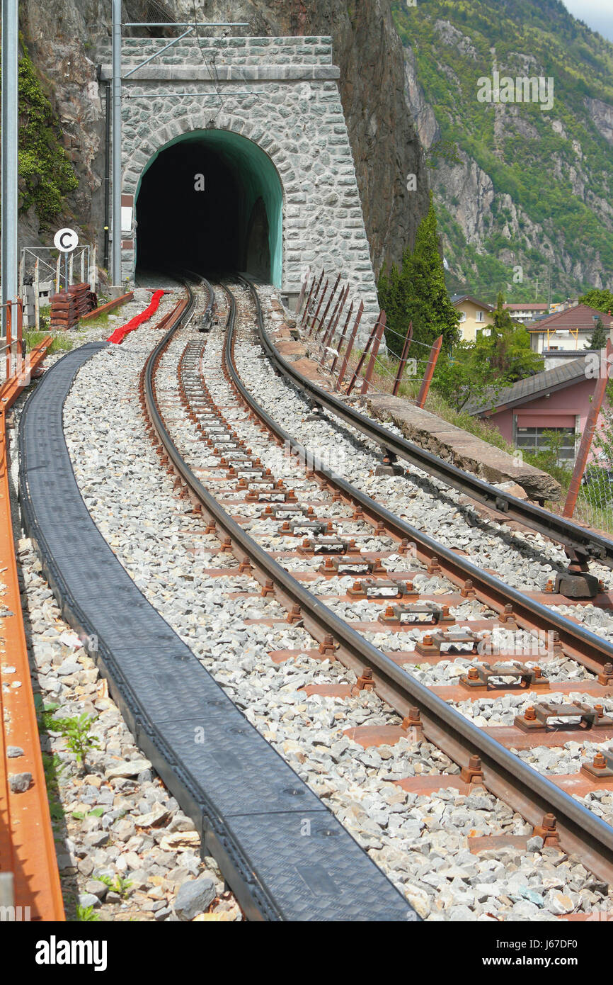 Gleis und Tunnel. Vernayaz, Martigny, Schweiz Stockfoto