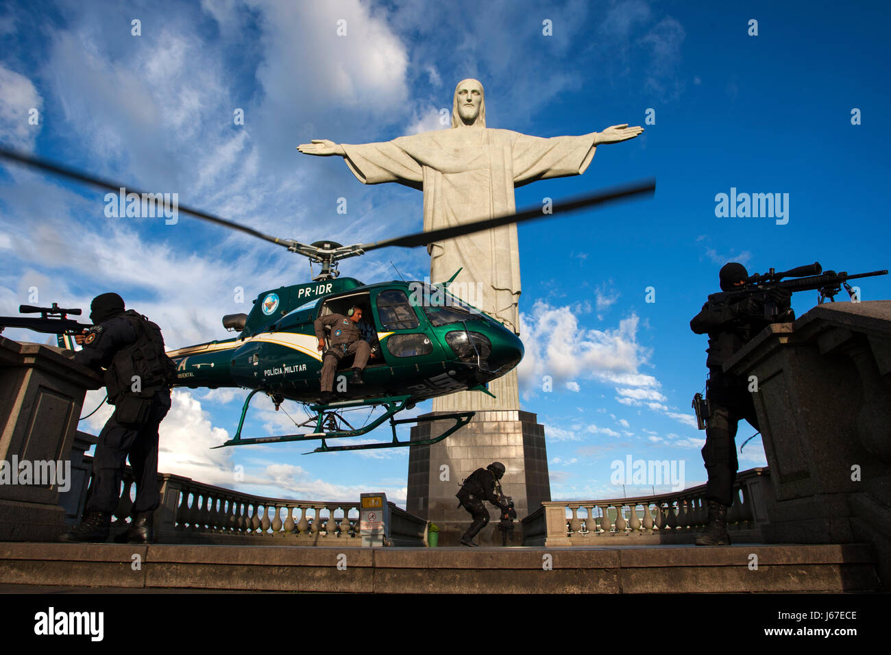 Rio De Janeiro Spezialpolizei BOPE machen ein Taktik-Training in der Christus, den Erlöser, eines der wichtigsten touristischen Attraktion in Rio De Janeiro, Brasilien Stockfoto