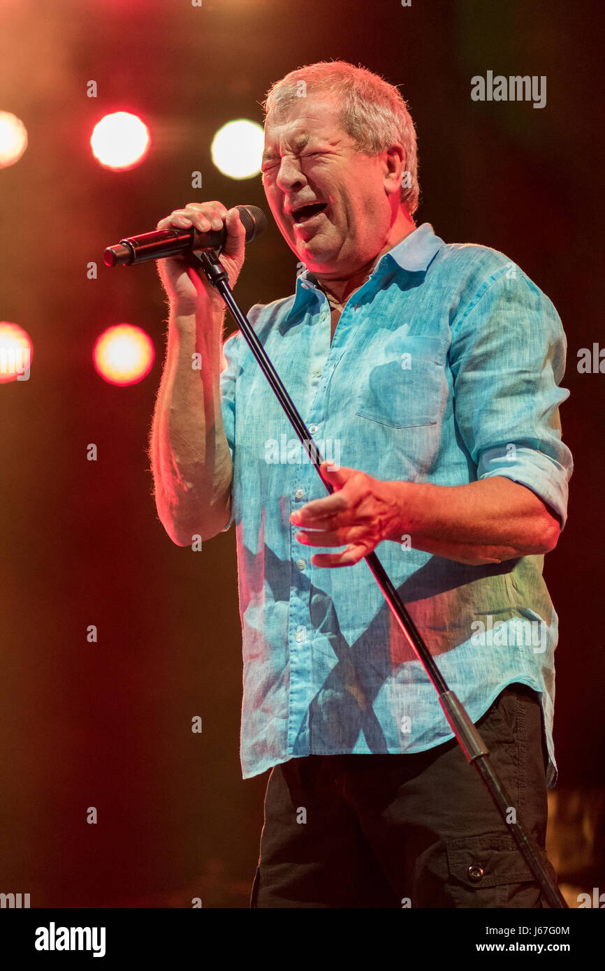 ZAGREB, Kroatien - 16. Mai 2017: Deep Purple Sänger Ian Gillan auf der Bühne während ihrer The Long Goodbye-Tour an der Arena Zagreb. Stockfoto