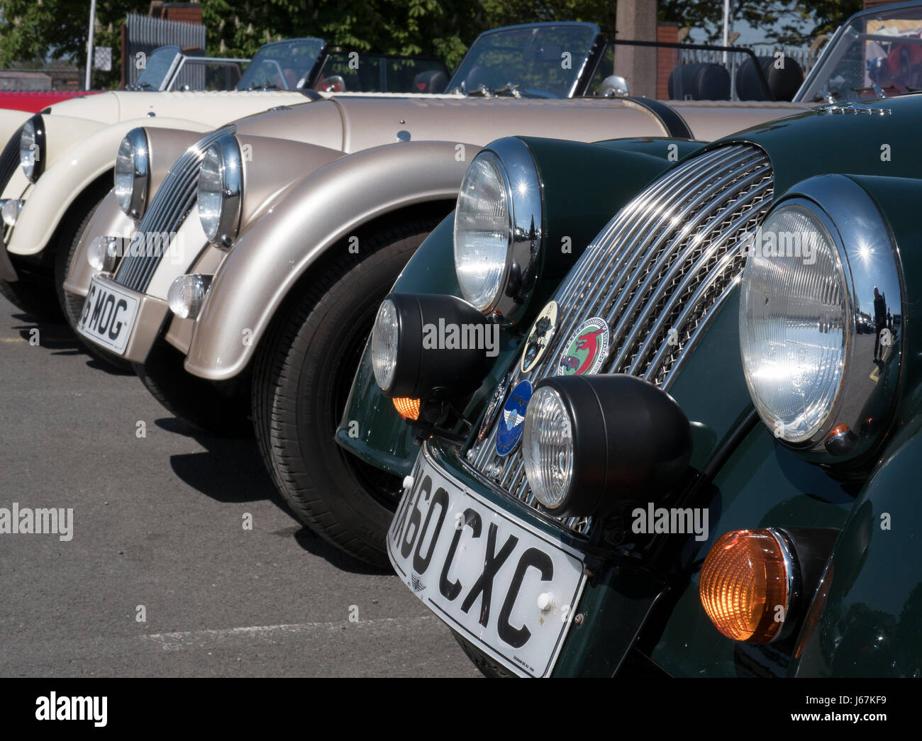 Morgan Sports Autos geparkt auf dem Mitarbeiter-Parkplatz in Malvern, England Morgan Motor Co. Fabrik. Stockfoto