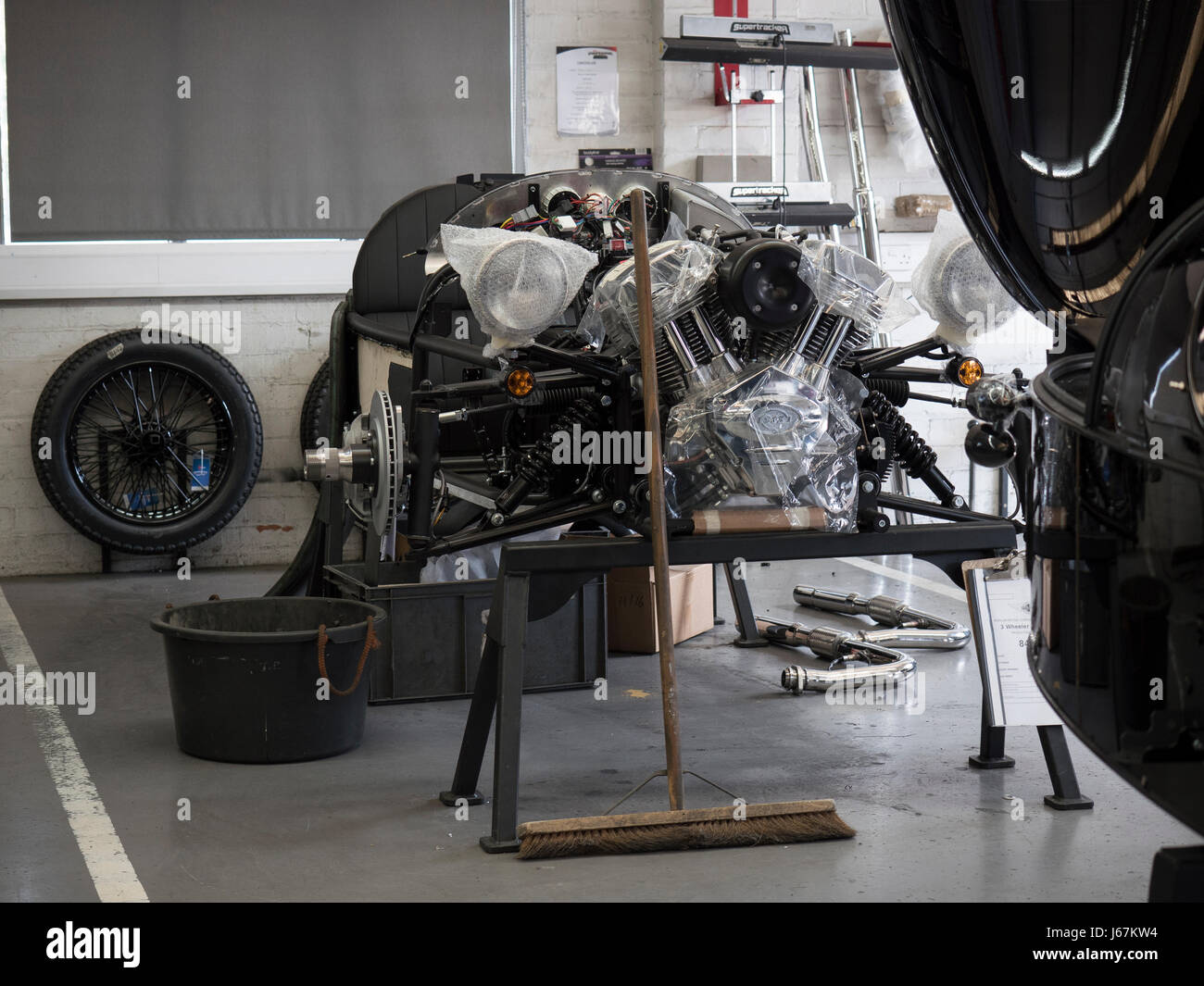 Maßgeschneiderte Morgan Dreiräder in der Morgan Motor Co. in Malvern, England von hand zusammengebaut werden. Stockfoto