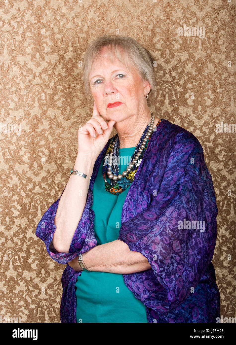 Frau Dame weiblichen lila Lippenstift Make-up bunte senior Senioren ältere  Menschen Stockfotografie - Alamy
