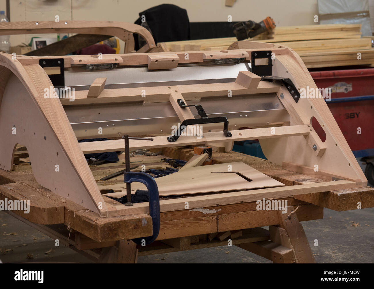 Eschenholz ist von Handwerkern in Rahmenteile für jedes Maß gebogen Morgan Automobil in Malvern, England-Fabrik. Stockfoto