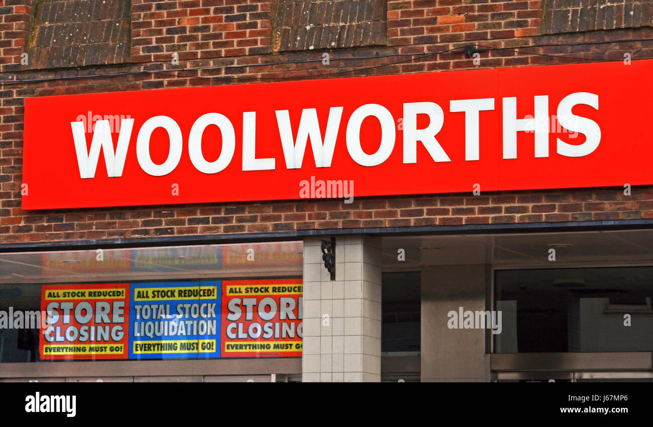 High Street shop Woolworths, Store, die Schließung und Lager Liquidation Verkauf Zeichen in ihre Fenster vor, sie stoppen Handel 2009 Stockfoto