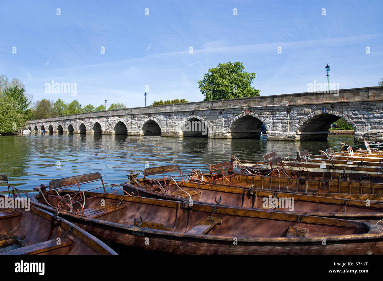 Tourismus Boote Segelboot Segelboot Ruderboot Boot Wasserfahrzeug Reisen Brücke Stockfoto