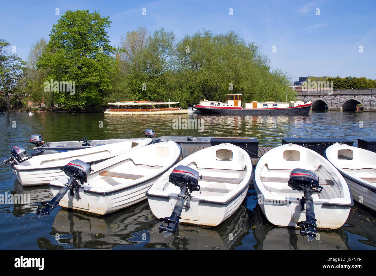 BRÜCKENTOURISMUS Boot niemand Fluss Wasser Rudern Segeln Boot Segelboot Boot Stockfoto