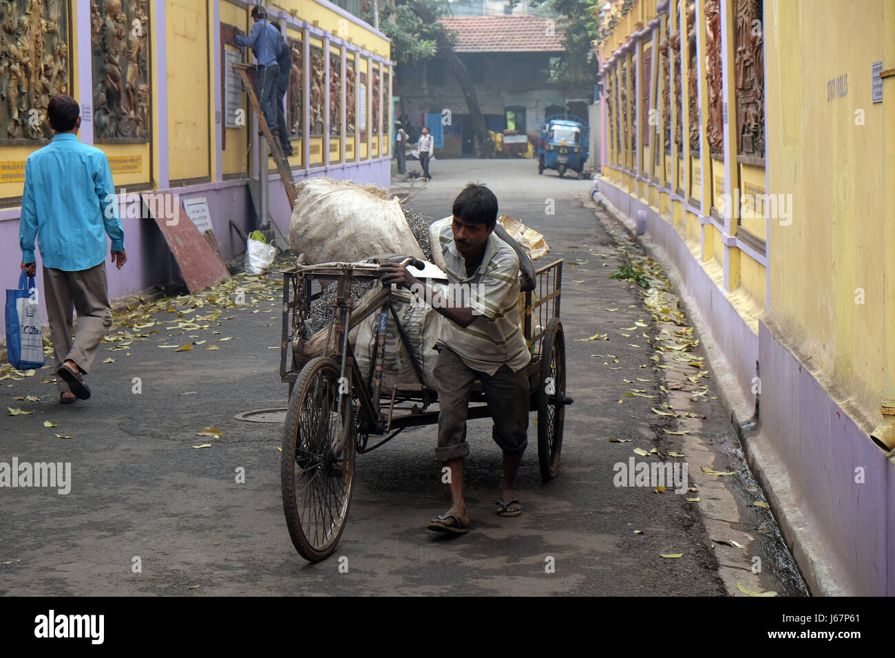 Traditionelle Hand zog indische Rikscha-Fahrer auf der Straße in Kalkutta an 9. Februar 2016 arbeiten. Stockfoto