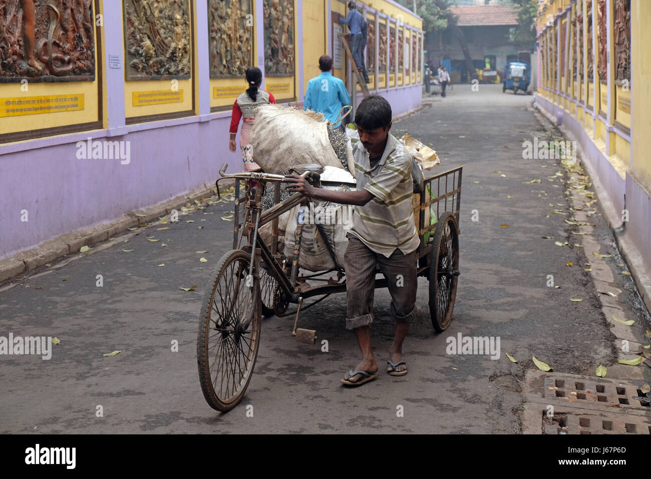 Traditionelle Hand zog indische Rikscha-Fahrer auf der Straße in Kalkutta an 9. Februar 2016 arbeiten. Stockfoto