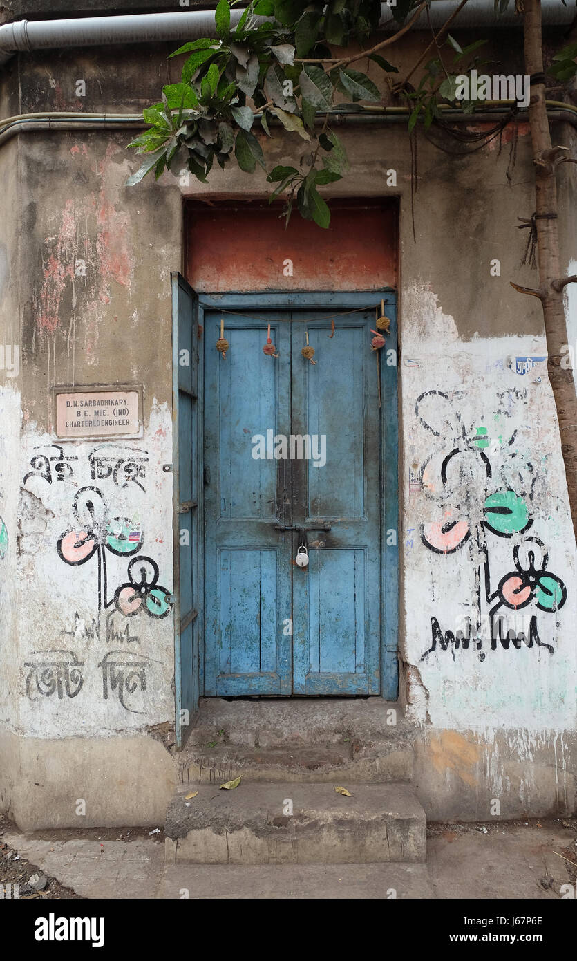 Altersschwachen Tür in einem alten Haus in Kolkata, Indien am 9. Februar 2016. Stockfoto