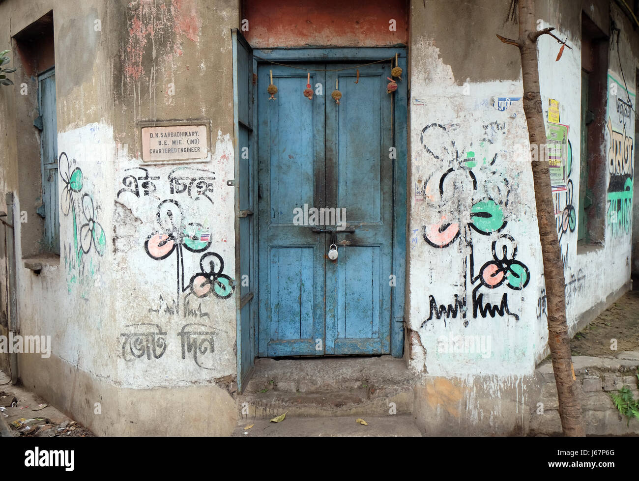 Altersschwachen Tür in einem alten Haus in Kolkata, Indien am 9. Februar 2016. Stockfoto