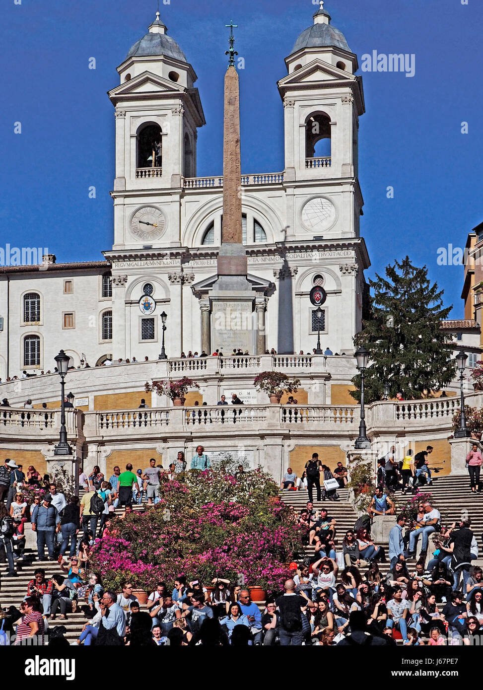 Die spanische Treppe in Piazza di Spagna im Roman Baroqe Stil der Kirche Trinita dei Monti im Vorfeld. Stockfoto
