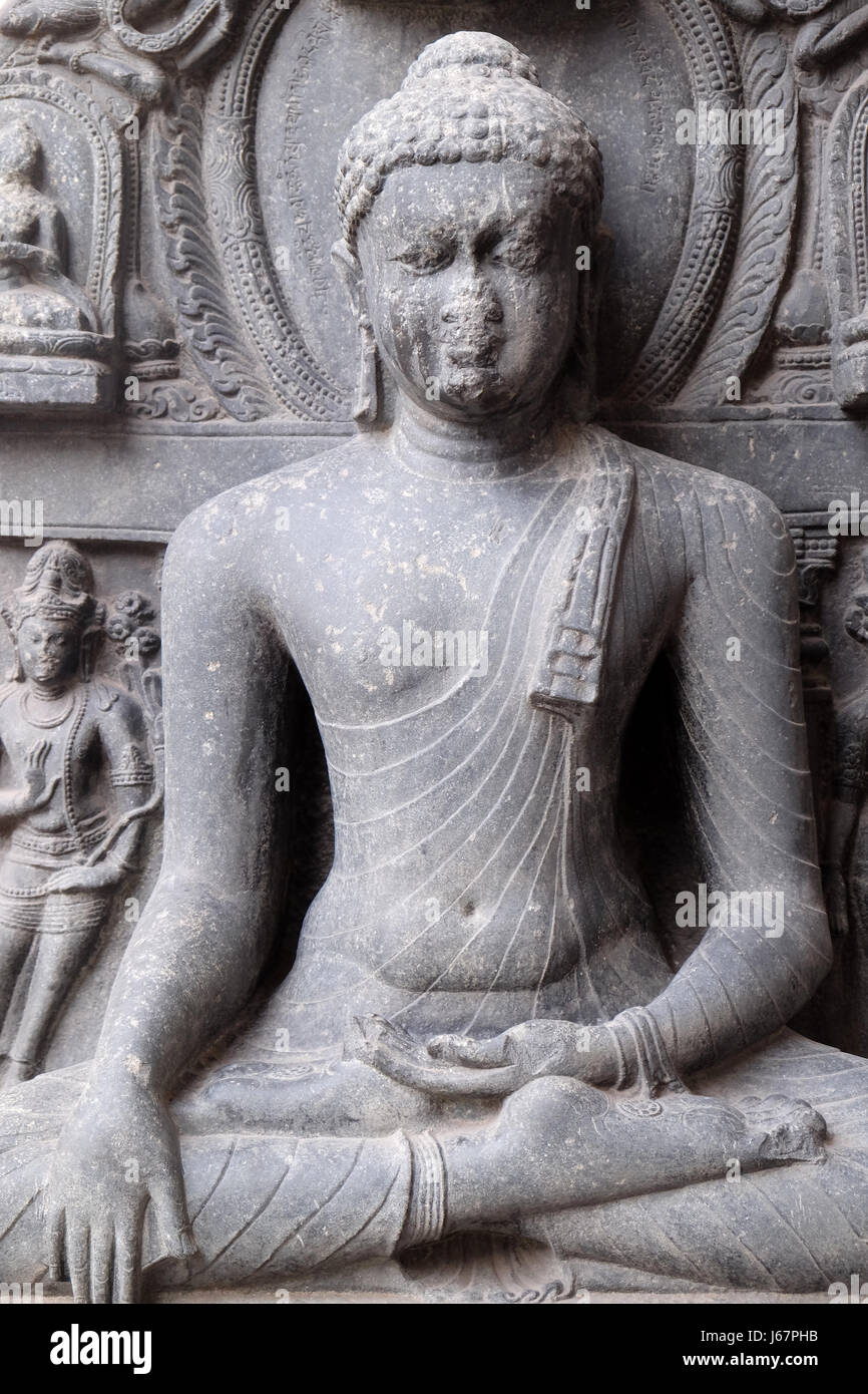 Buddha in Bhumisparsha aus 10 - 11. Jahrhundert fand in Bihar jetzt ausgesetzt im Indian Museum in Kalkutta Stockfoto