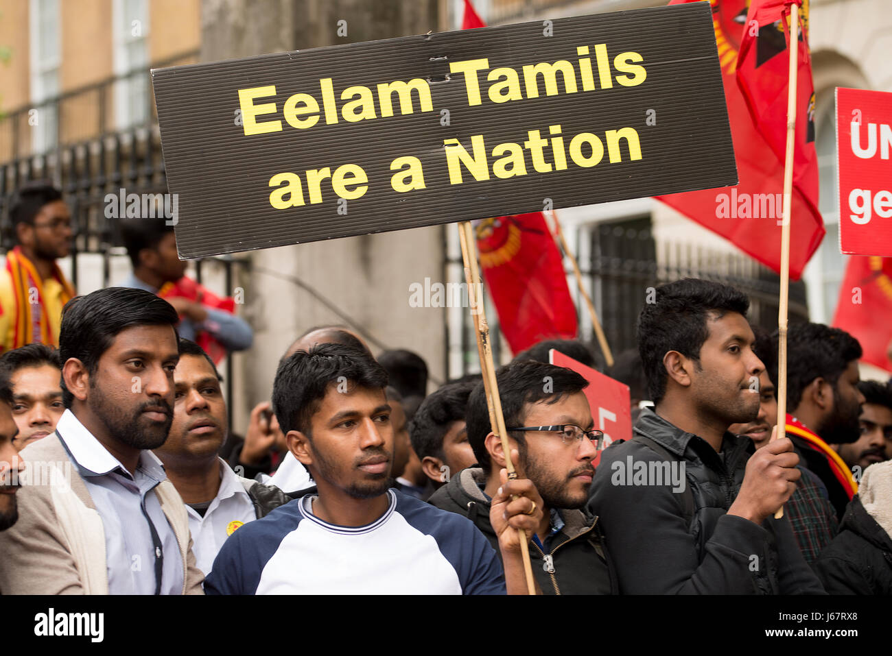 EDITORIAL - britische Tamilen mit Bannern außerhalb Downing Street, London, fordern eine UN-Referendum auf einen unabhängigen Staat Tamil Eelam protestieren. Stockfoto