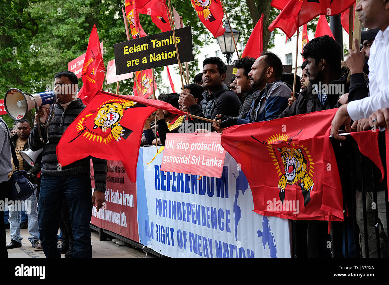 EDITORIAL - britische Tamilen mit Bannern außerhalb Downing Street, London, fordern eine UN-Referendum auf einen unabhängigen Staat Tamil Eelam protestieren. Stockfoto