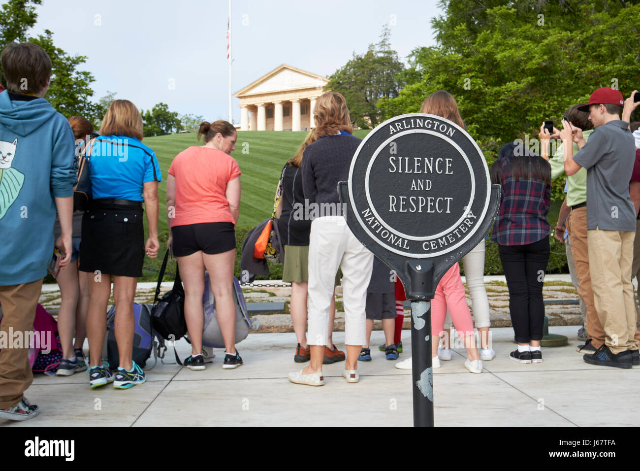 zum Schweigen zu bringen und respektieren Sie Zeichen mit Touristen am John f. Kennedy Grabstätte Arlington Friedhof Washington DC USA Stockfoto