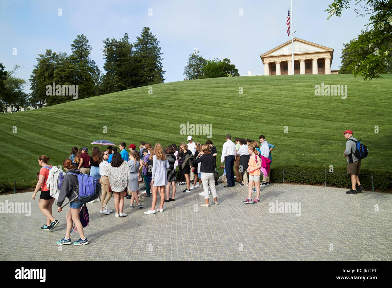 Reisegruppe unter Arlington Haus und Rfk Grab Arlington Friedhof Washington DC USA Stockfoto