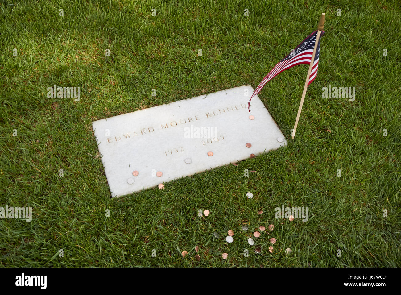 Edward Moore Ted Teddy Kennedy Grab mit Münzen Arlington Friedhof Washington DC USA Stockfoto