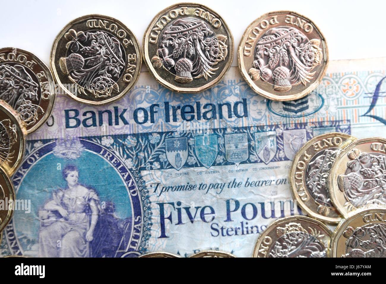 Neue Pfund Münzen und die von Irland Hinweis Stockfoto