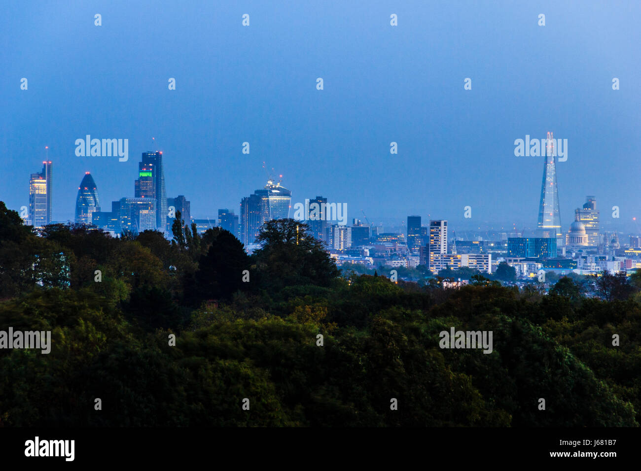 Blick auf die City of London in der Abenddämmerung Stockfoto