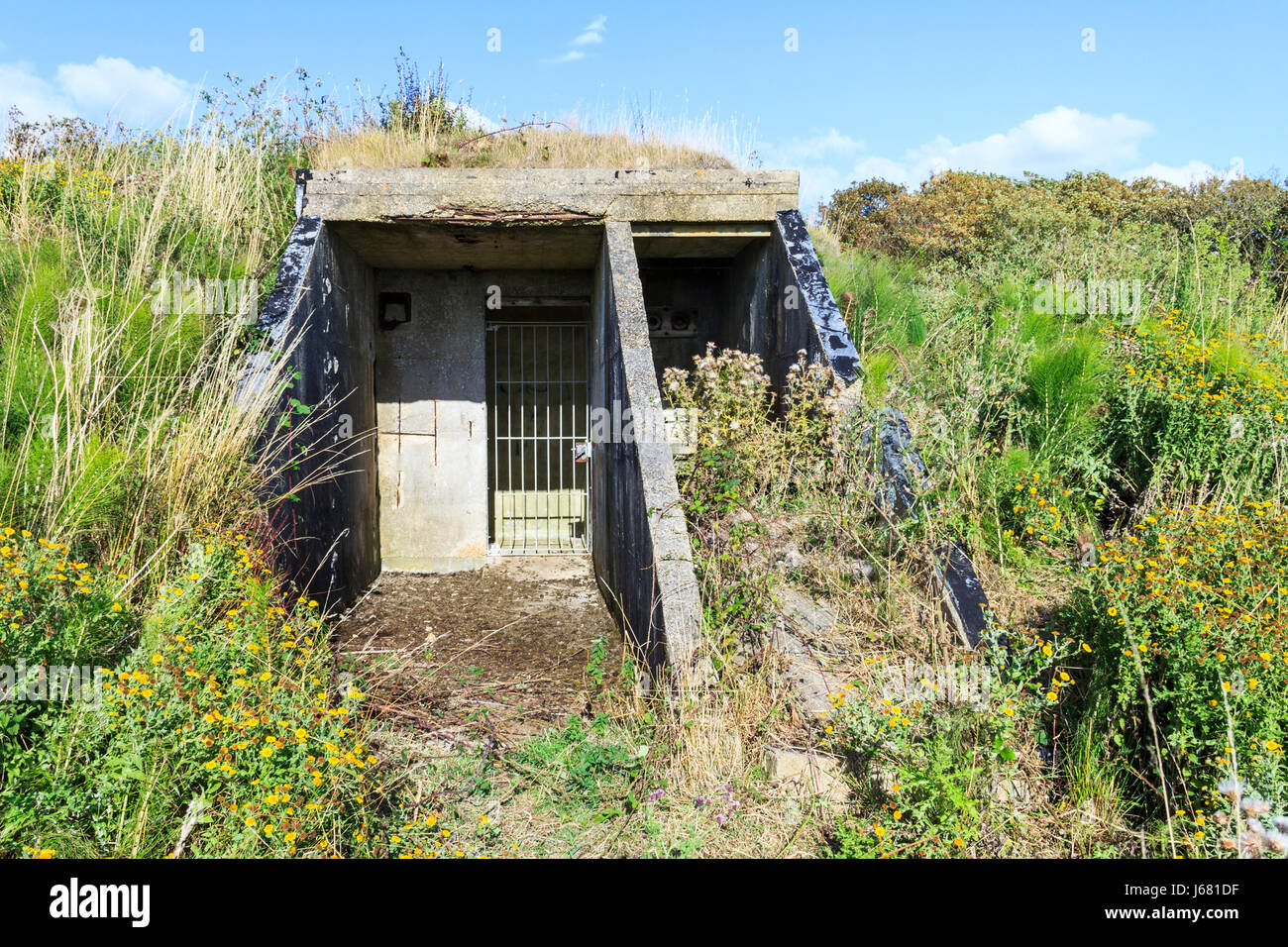 Eingang zu einem stillgelegten Zweiten Weltkrieg Radarstation Bunker in der Nähe von Ringstead, Dorset, England, Großbritannien Stockfoto