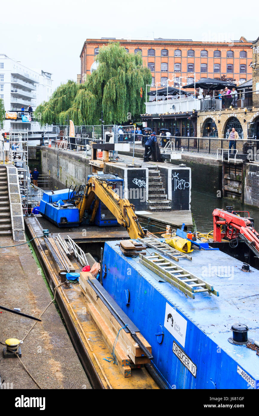 Renovierung von Camden Lock und Ersatz der Eiche Tore durch den Kanal & River Trust September 2016 Stockfoto