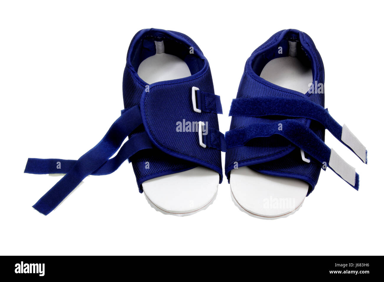 Kinderschuhe auf weißem Hintergrund Stockfoto