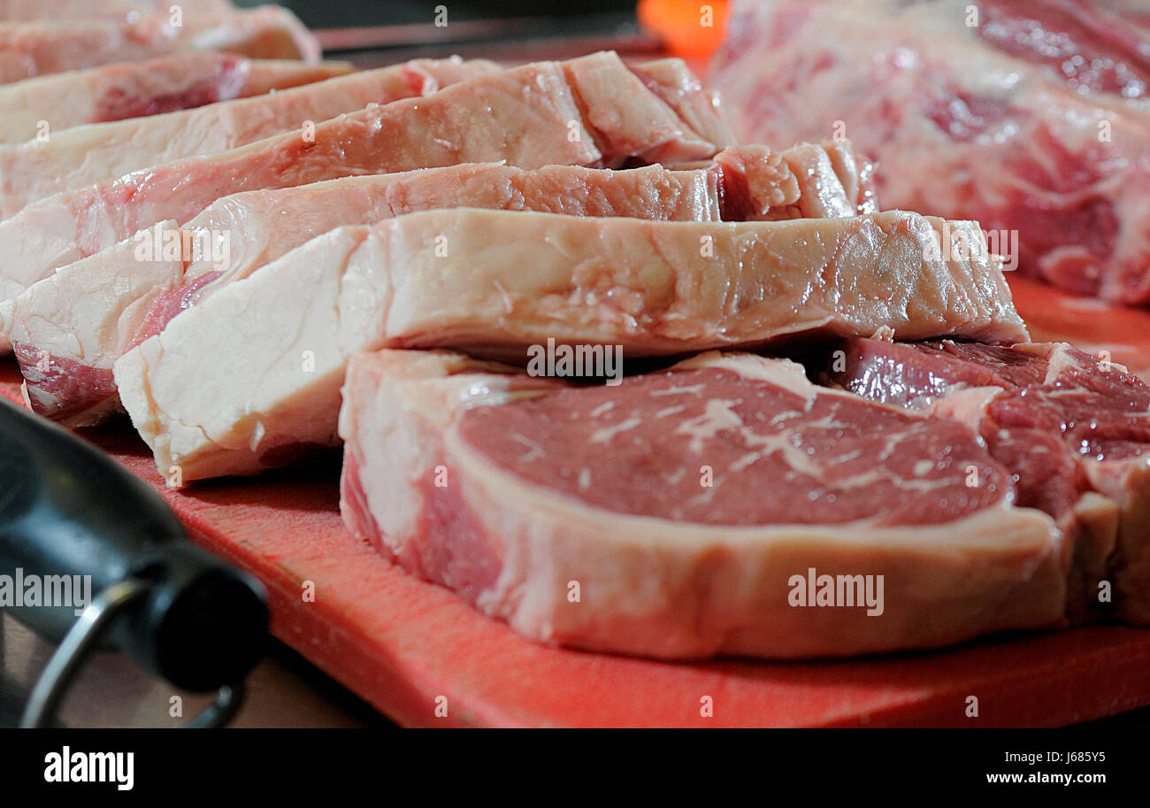 Rohes Steak Kürzungen sitzen auf ein Schneidbrett in einem Restaurant. Stockfoto