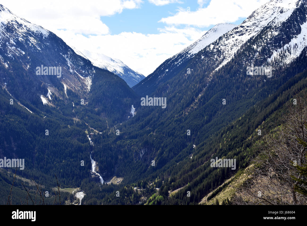 Schöne Alpenlandschaft von Gerlospass, Österreich. Krimmler Wasserfälle, schneebedeckte Montains und Tal. Stockfoto