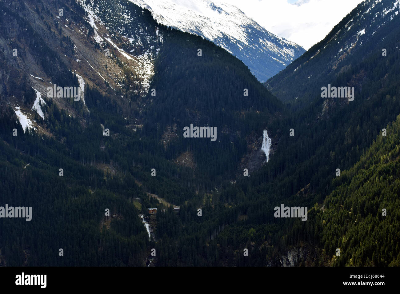 Schöne Alpenlandschaft von Gerlospass, Österreich. Krimmler Wasserfälle, schneebedeckte Montains und Tal. Stockfoto