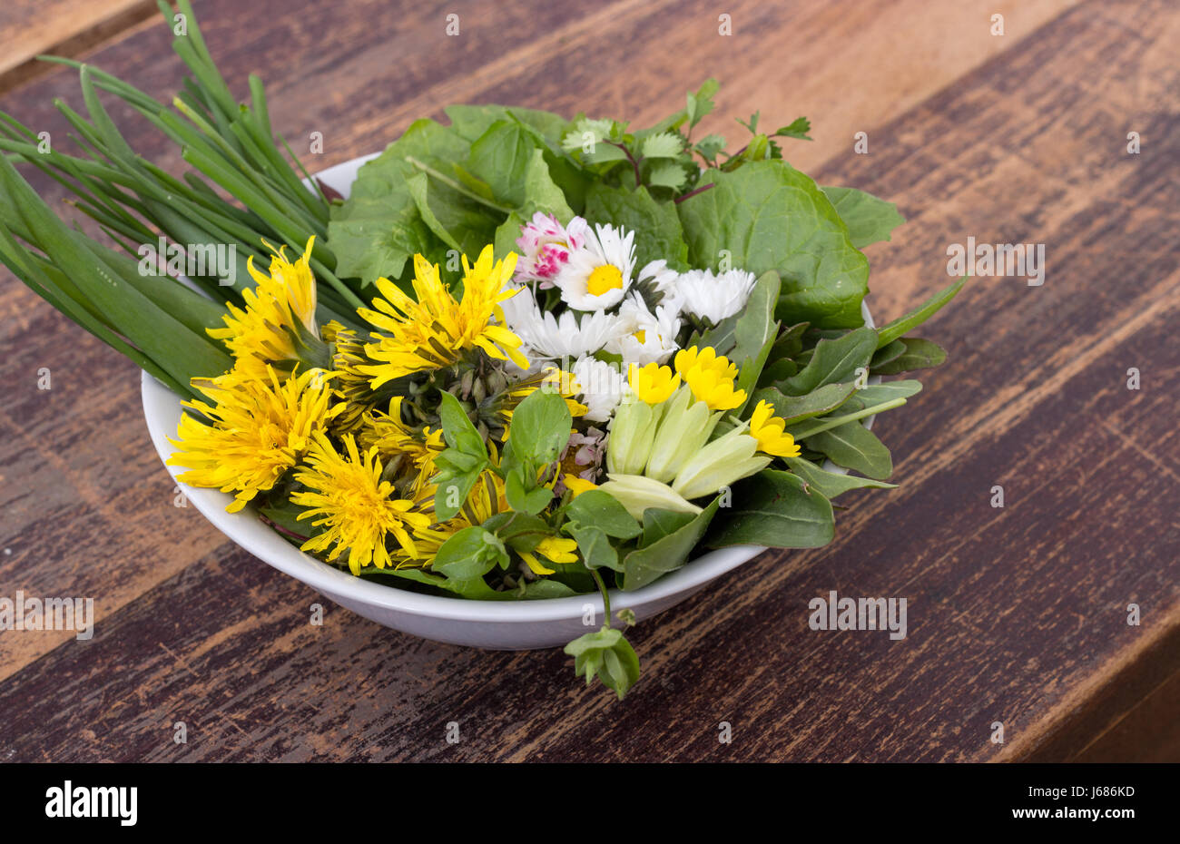 Schüssel mit verschiedenen, frischen Wildkräutern Stockfoto