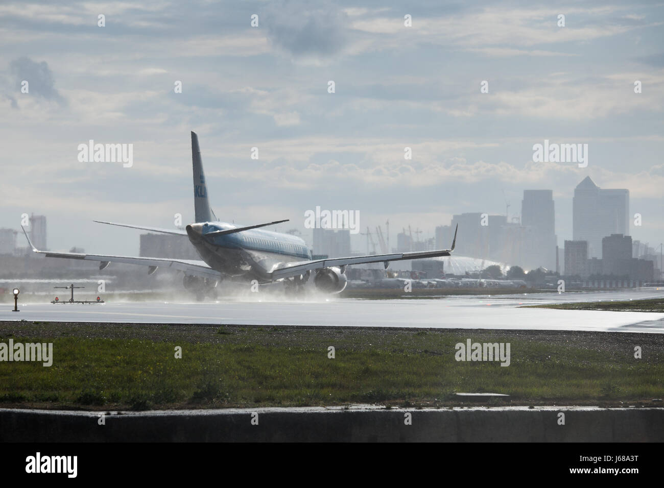 KLM Flugzeug abfliegen am London City Airport Stockfoto