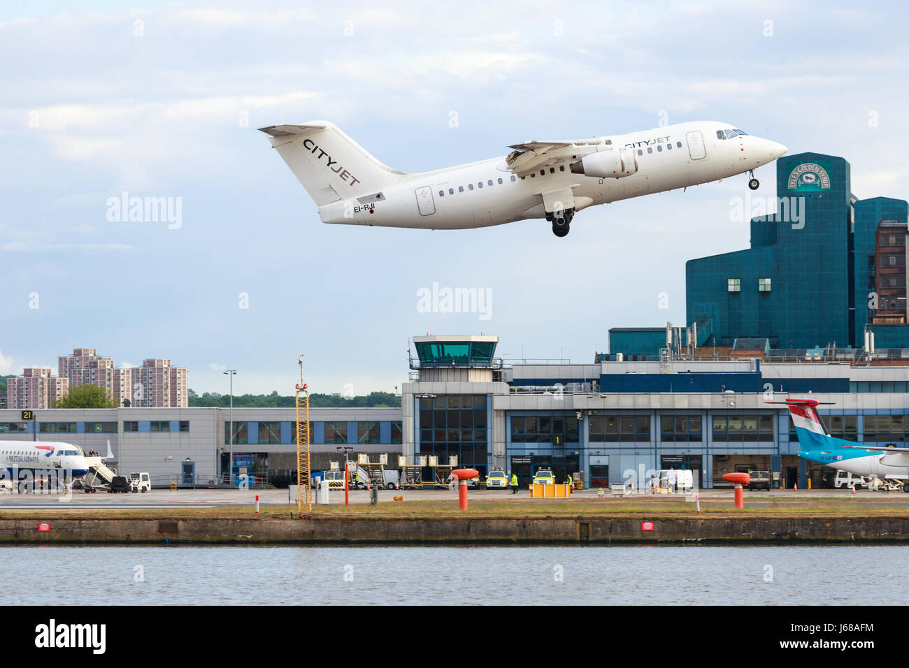 City Jet Flugzeug abfliegen am London City Airport Stockfoto