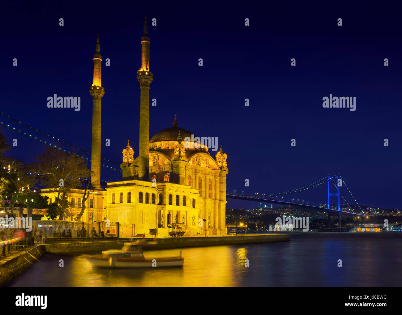 Moschee Ortaköy in der blauen Stunde Stockfoto
