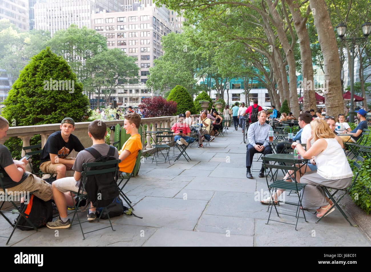 Touristen und einheimische entspannen im Bryant Park in Midtown New York, NY. Stockfoto