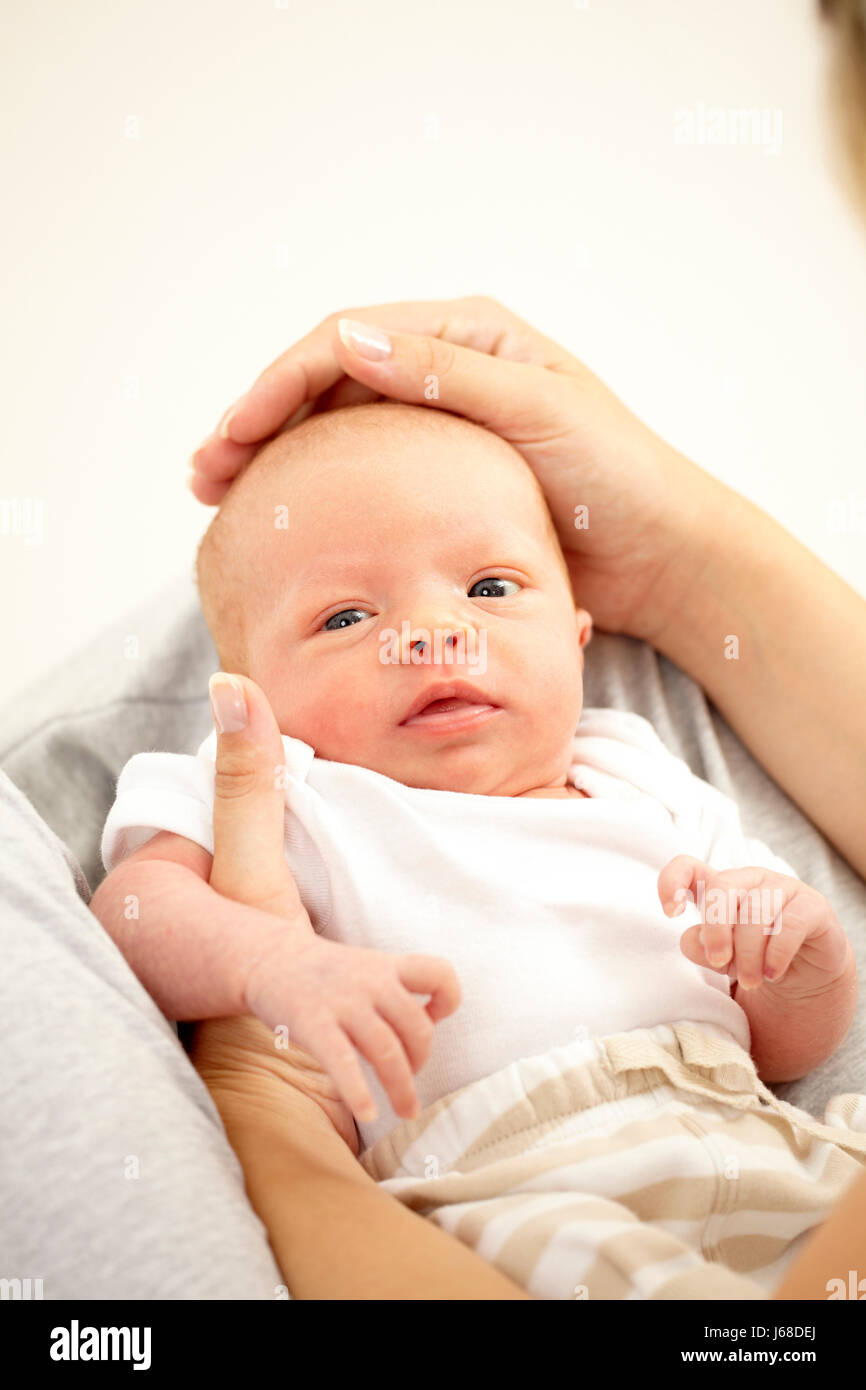 Baby halten armer Mann Junge jüngere Neugeborene Neugeborenen Säugling Neugeborenes Neugeborene Stockfoto