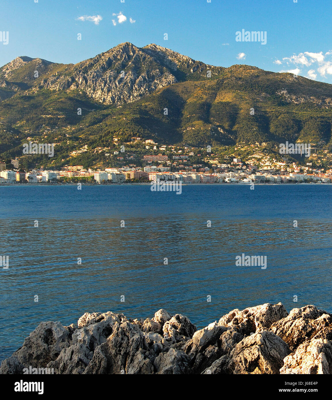 Mittelmeerküste in Menton mit der Seealpen, Menton, Frankreich Stockfoto
