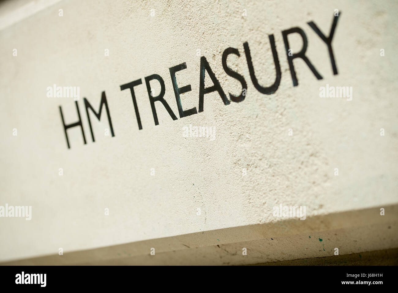 Schrägansicht von HM Treasury Zeichen auf Außen in Central London, UK. Stockfoto
