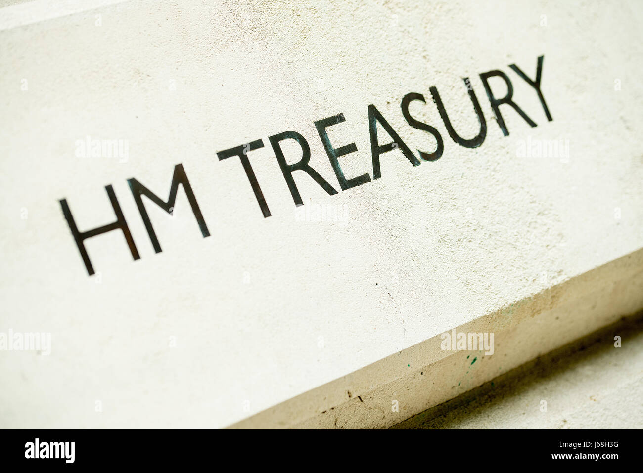 Schrägansicht von HM Treasury Zeichen auf Außen in Central London, UK. Stockfoto