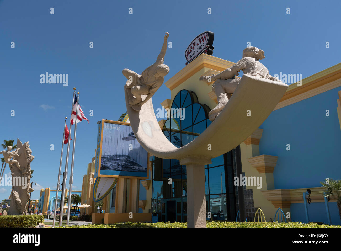 Sand Skulpturen und Ron Jon berühmten Surf-Shop am Coacoa Beach Florida USA Stockfoto