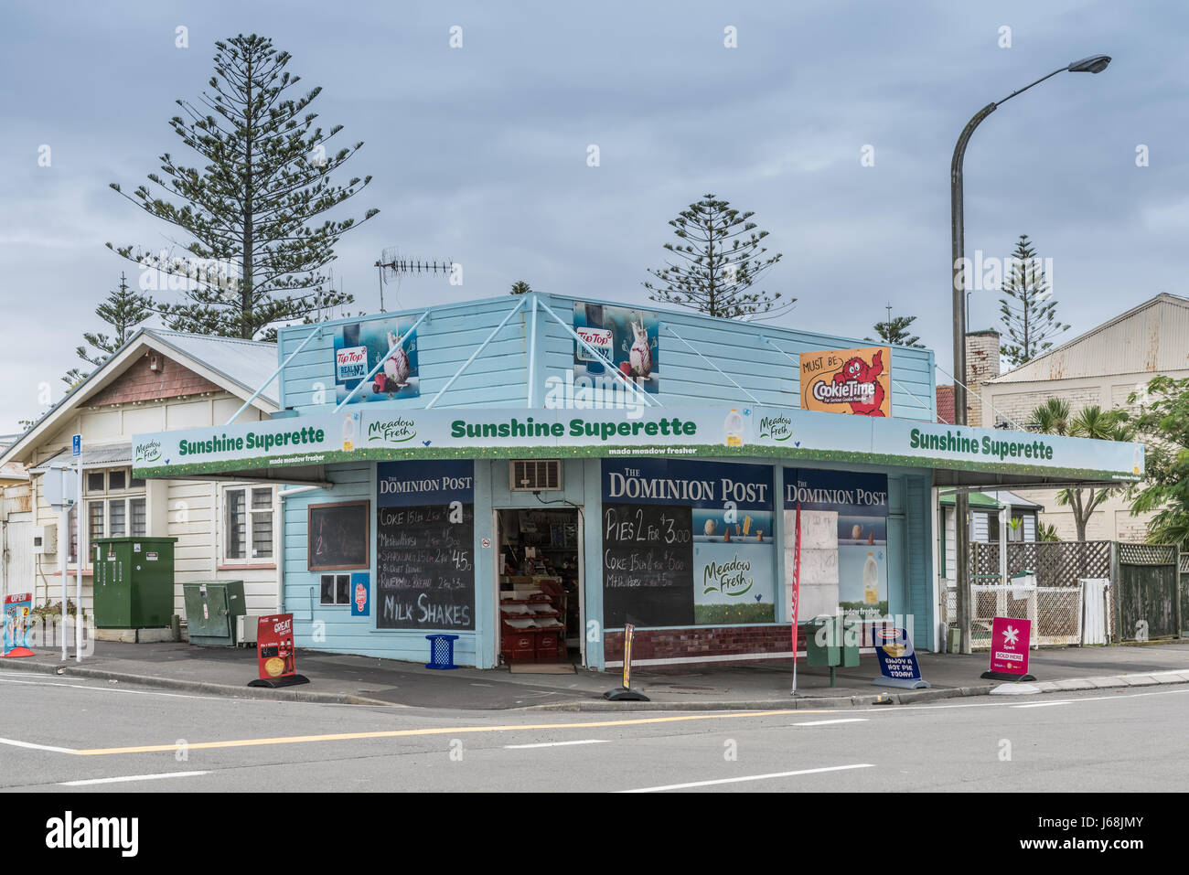 Napier, Neuseeland - 9. März 2017: Sunshine Superette ist eine Ecke-Shop verkaufen Lebensmittel, Zeitungen und grundlegende Produkte für den Haushalt. Leichte blaue Farbe Stockfoto