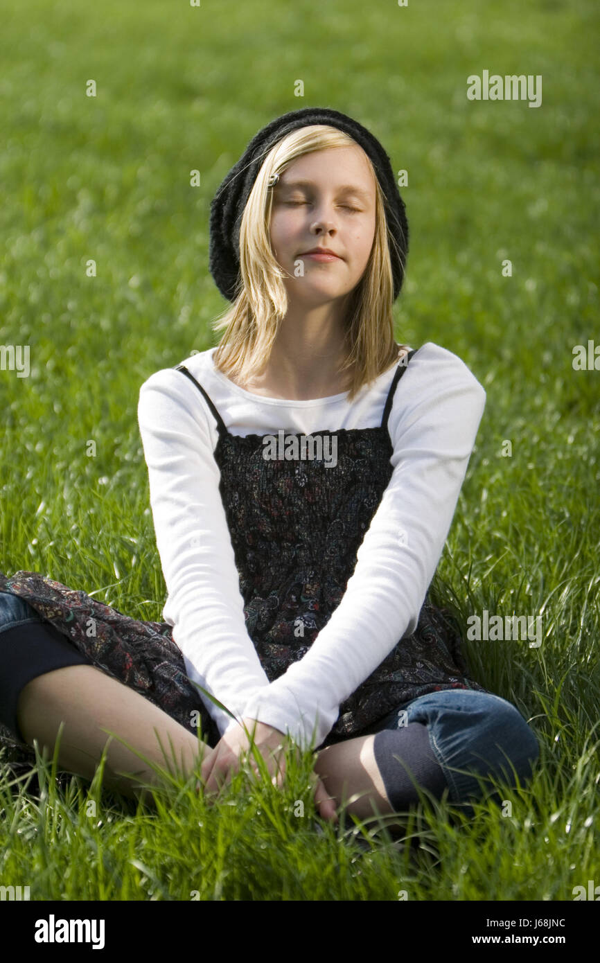 Sommer sommerlich Röschen, die niedliche Wiese blonden Mädchen Mädchen Lachen Lachen lacht twit Stockfoto