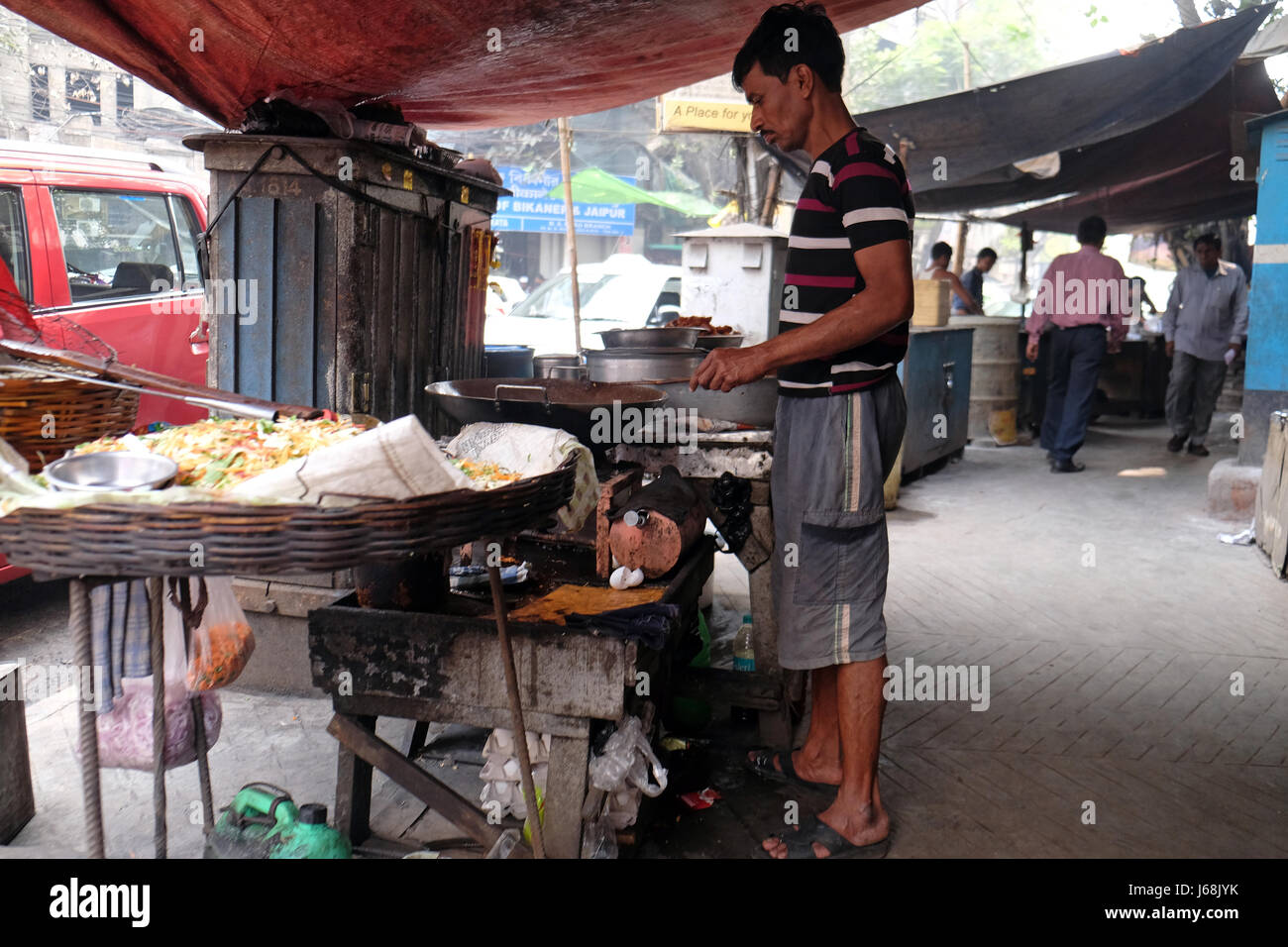 Streetfood Lieferant stellt frittierte Snacks in Kolkata, Indien am 10. Februar 2016. Stockfoto